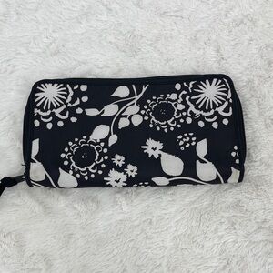 THIRTYONE Floral Black and White Women's Clutch. NO WRIST STRAP